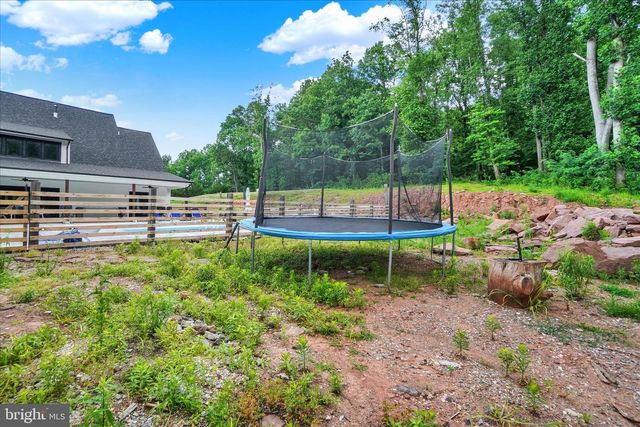 911 N CIRCLE DR, Dover, PA 17315