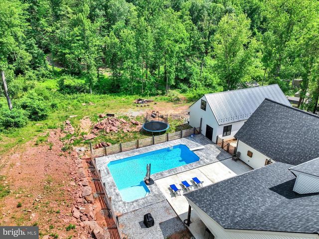911 N CIRCLE DR, Dover, PA 17315