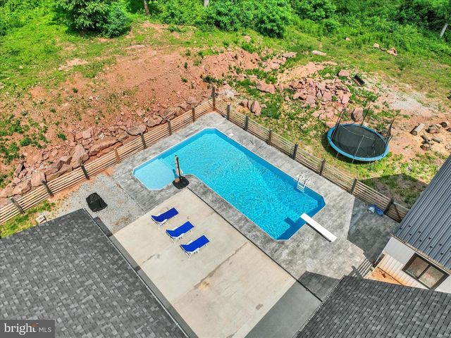 911 N CIRCLE DR, Dover, PA 17315
