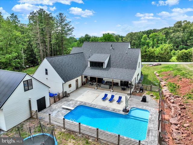 911 N CIRCLE DR, Dover, PA 17315