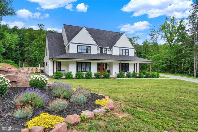 911 N CIRCLE DR, Dover, PA 17315