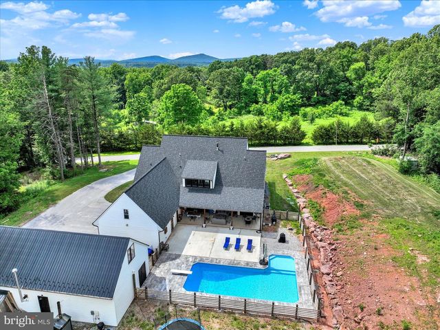 911 N CIRCLE DR, Dover, PA 17315