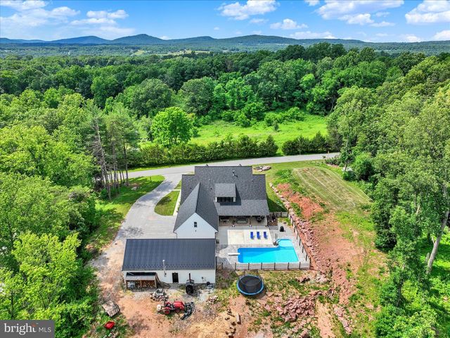 911 N CIRCLE DR, Dover, PA 17315