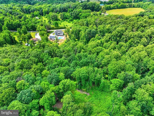 911 N CIRCLE DR, Dover, PA 17315