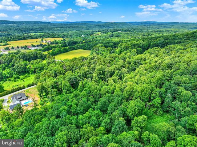 911 N CIRCLE DR, Dover, PA 17315