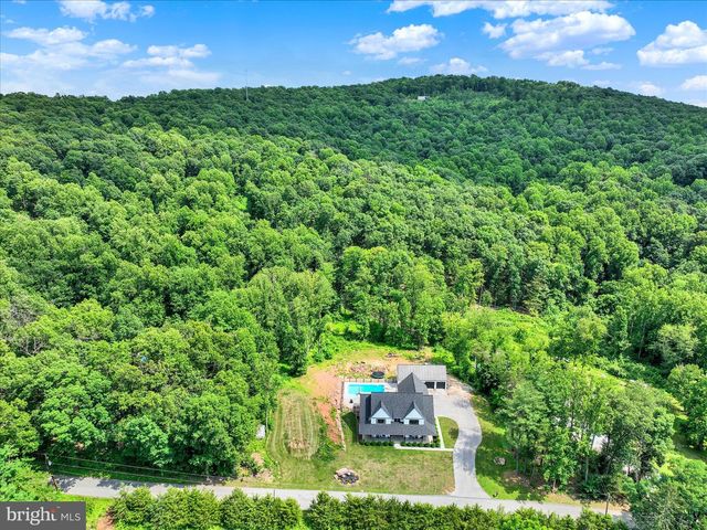 911 N CIRCLE DR, Dover, PA 17315