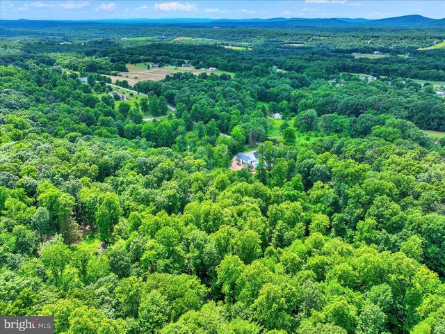 911 N CIRCLE DR, Dover, PA 17315