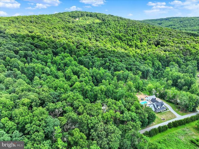 911 N CIRCLE DR, Dover, PA 17315