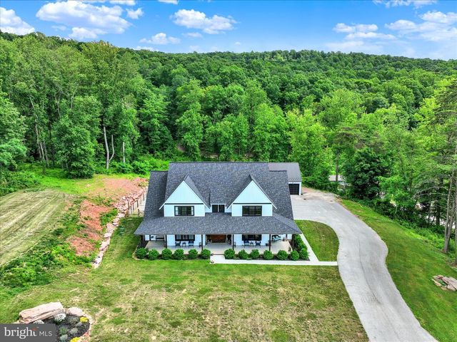 911 N CIRCLE DR, Dover, PA 17315