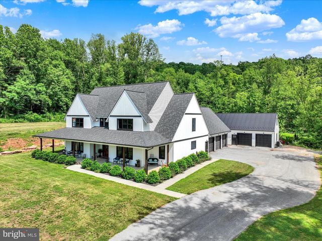 911 N CIRCLE DR, Dover, PA 17315