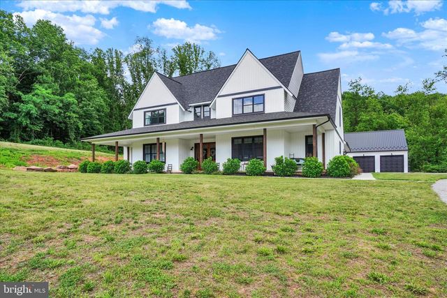 911 N CIRCLE DR, Dover, PA 17315