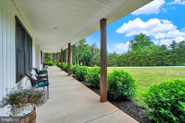 911 N CIRCLE DR, Dover, PA 17315