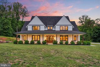 911 N CIRCLE DR, Dover, PA 17315