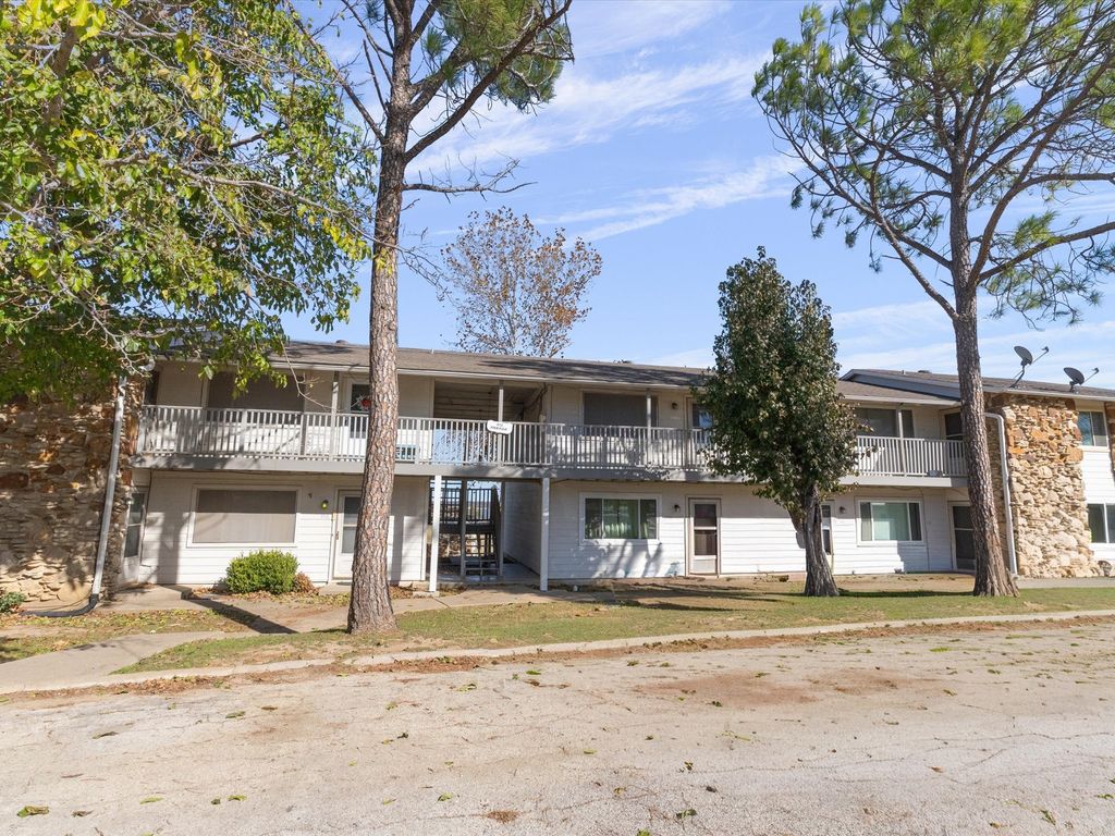 102 Harbor Drive 204, Runaway Bay, TX 76426