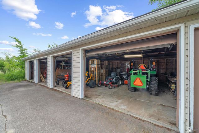 24677 Waltz Road, New Boston, MI 48164