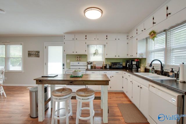 3105 Willow Beach Road, Guntersville, AL 35976