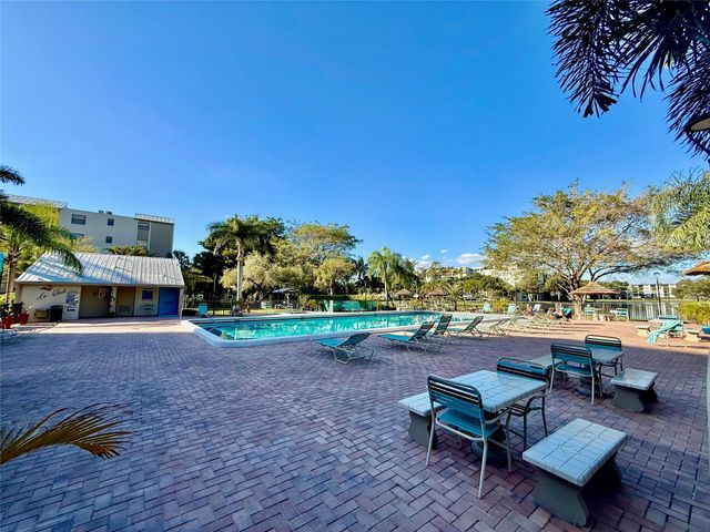 2112 S Cypress Bend Dr 508, Pompano Beach, FL 33069