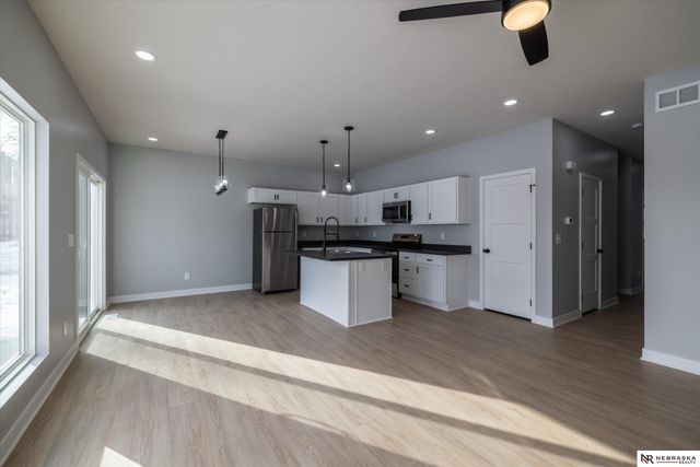 5517 N 52 Street, Omaha, NE 68104