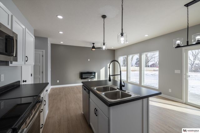 5517 N 52 Street, Omaha, NE 68104