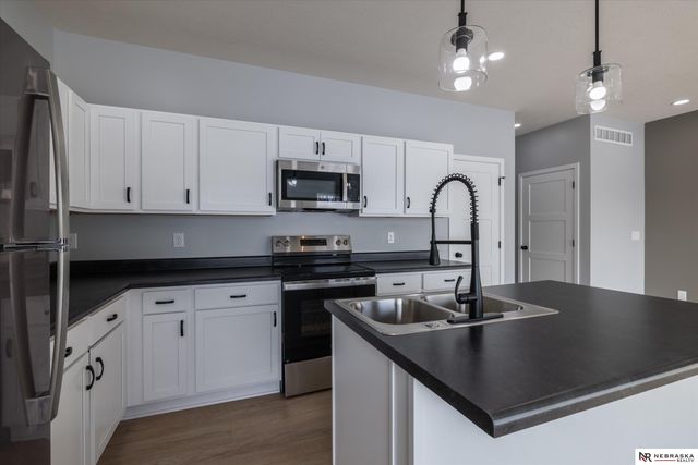 5517 N 52 Street, Omaha, NE 68104