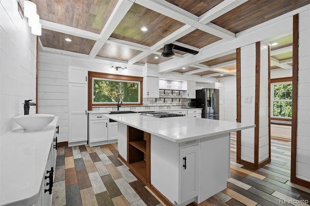 8880 Cedar Lake Road, Pinckney, MI 48169