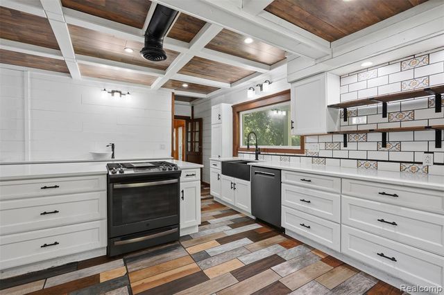 8880 Cedar Lake Road, Pinckney, MI 48169