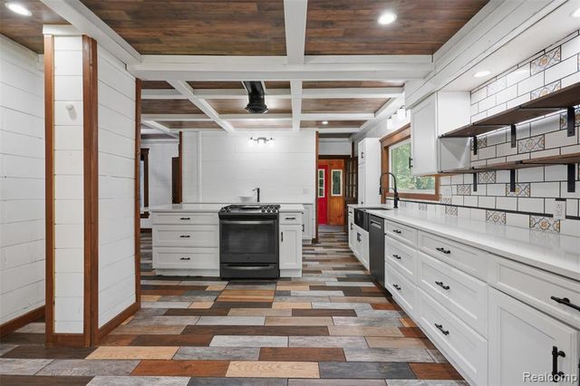 8880 Cedar Lake Road, Pinckney, MI 48169