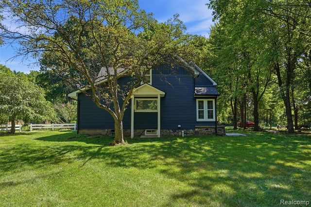 8880 Cedar Lake Road, Pinckney, MI 48169