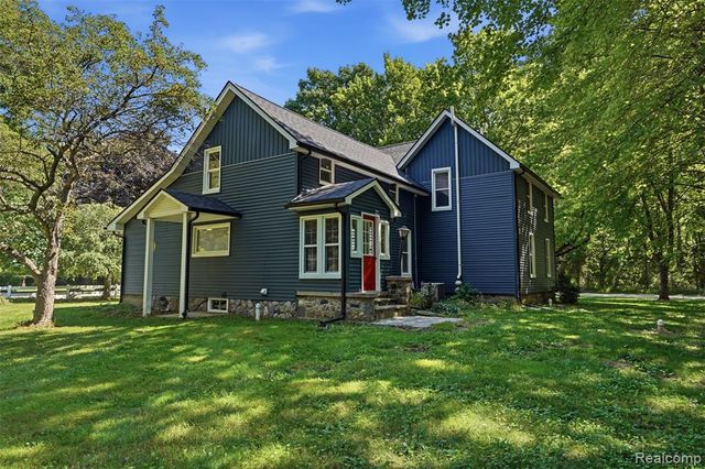 8880 Cedar Lake Road, Pinckney, MI 48169