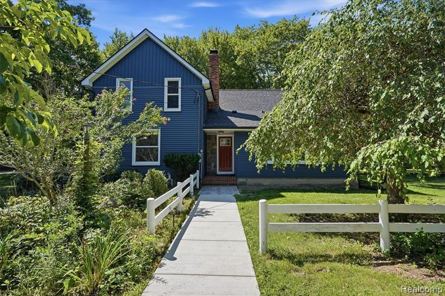 8880 Cedar Lake Road, Pinckney, MI 48169