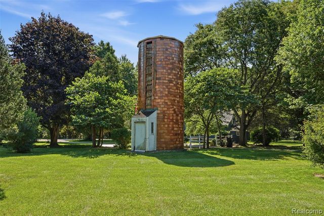 8880 Cedar Lake Road, Pinckney, MI 48169