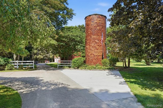 8880 Cedar Lake Road, Pinckney, MI 48169
