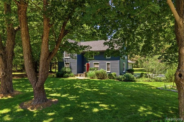 8880 Cedar Lake Road, Pinckney, MI 48169