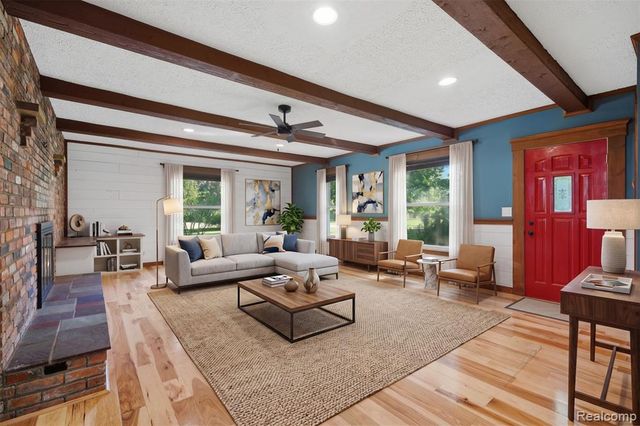 8880 Cedar Lake Road, Pinckney, MI 48169