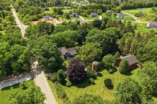 8880 Cedar Lake Road, Pinckney, MI 48169