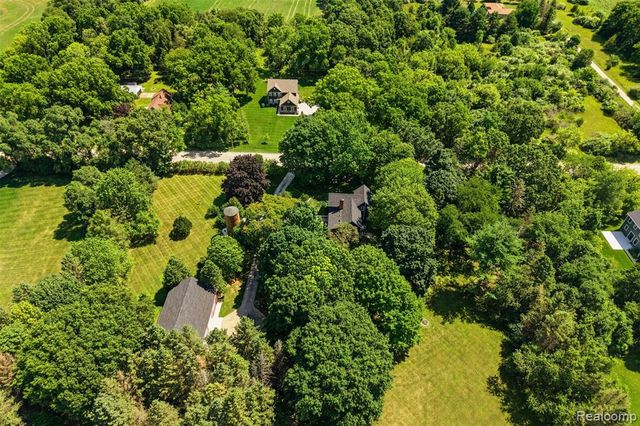 8880 Cedar Lake Road, Pinckney, MI 48169