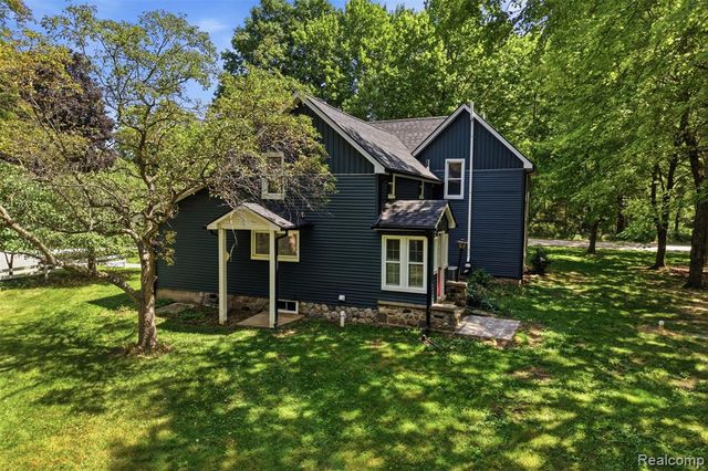 8880 Cedar Lake Road, Pinckney, MI 48169