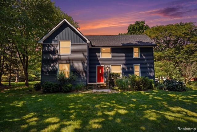 8880 Cedar Lake Road, Pinckney, MI 48169