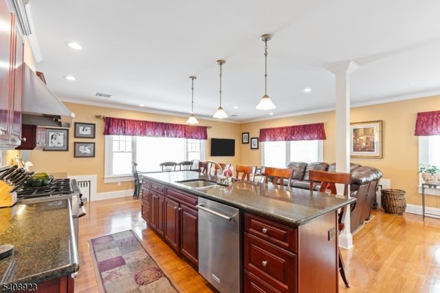 7 Wayland Dr, Verona Twp., NJ 07044