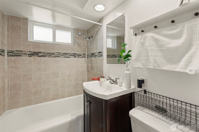6831 37th Avenue NE, Seattle, WA 98115