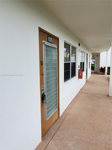 1076 Cornwall D 1076, Boca Raton, FL 33434