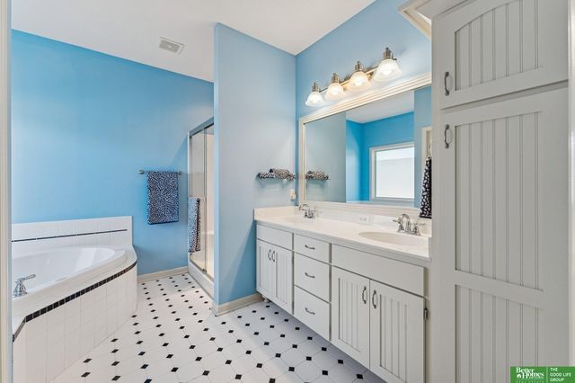 701 Fenwick Street, Papillion, NE 68046