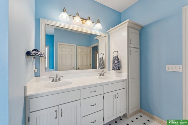 701 Fenwick Street, Papillion, NE 68046