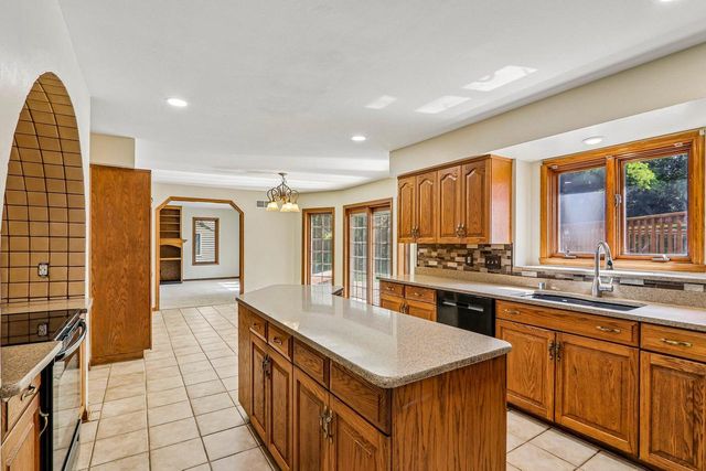 7586 Francis COURT E, Franklin, WI 53132