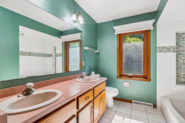 7586 Francis COURT E, Franklin, WI 53132