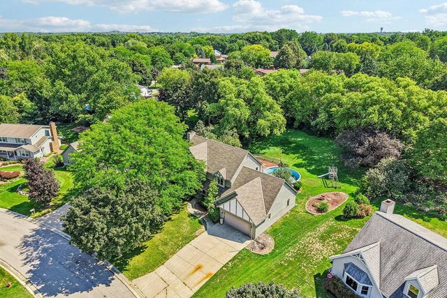 7586 Francis COURT E, Franklin, WI 53132