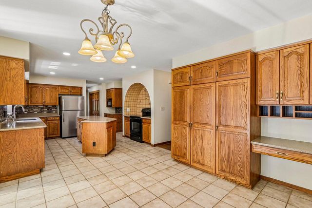 7586 Francis COURT E, Franklin, WI 53132