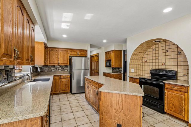 7586 Francis COURT E, Franklin, WI 53132