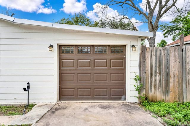 1607 14TH ST, Hondo, TX 78861