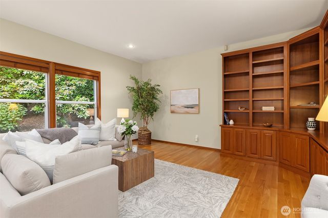 8387 NE Sumanee Place, Bainbridge Island, WA 98110